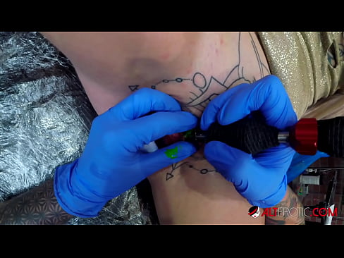 ❤️ Ekstremt tatoveret hottie Sully Savage fik en tatovering på sin klitoris Super sex at da.hentaiser.ru